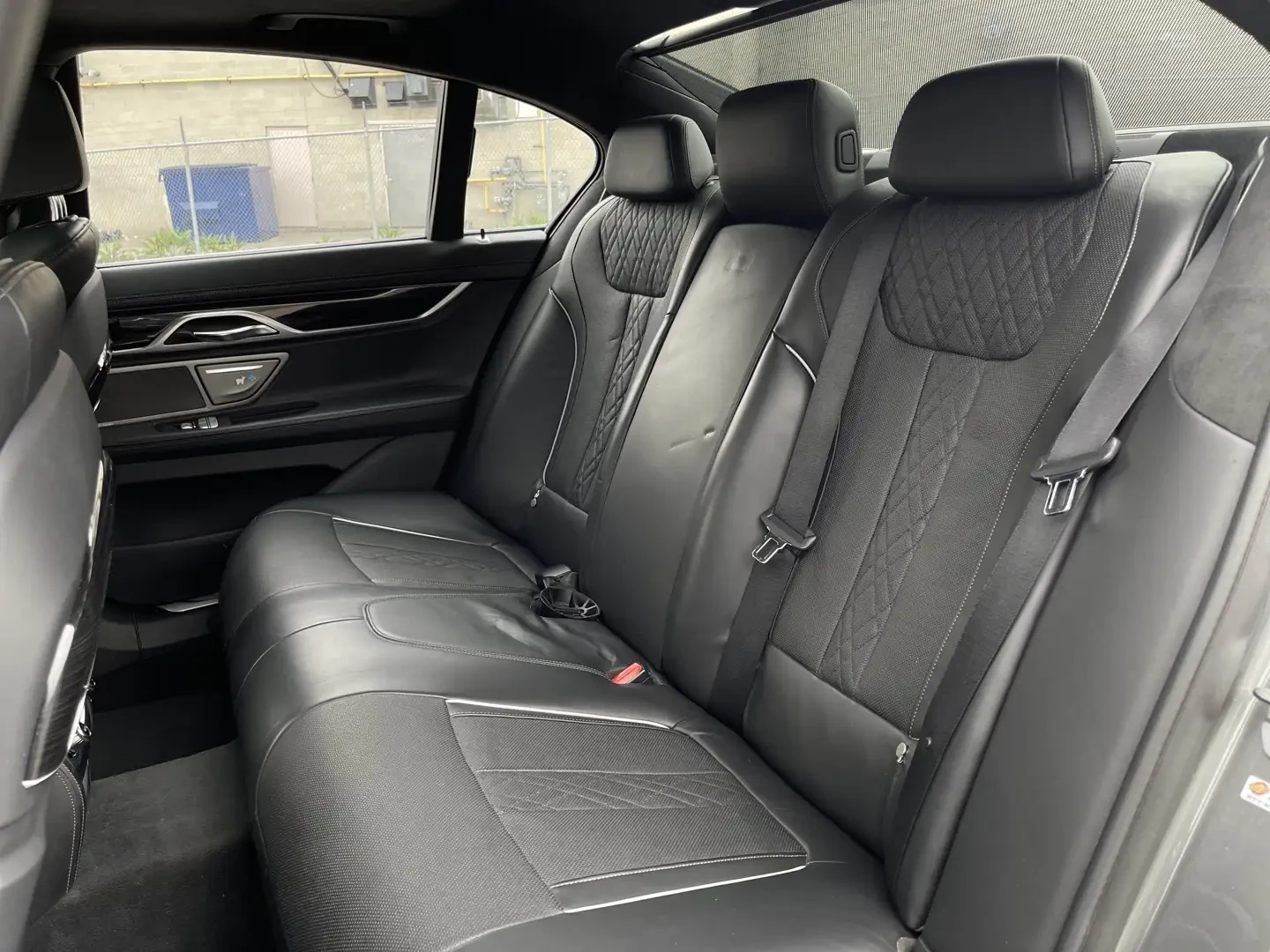 BMW 750 SOFT/ОБДУХ/HK/HUD/PANO/СЕРВИЗНА ИСТОРИЯ/          , снимка 16 - Автомобили и джипове - 55432524