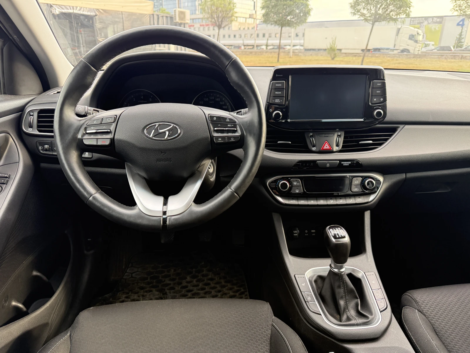 Hyundai I30 1.4 бензин, навигация, подгряване, камера , снимка 5 - Автомобили и джипове - 55901595