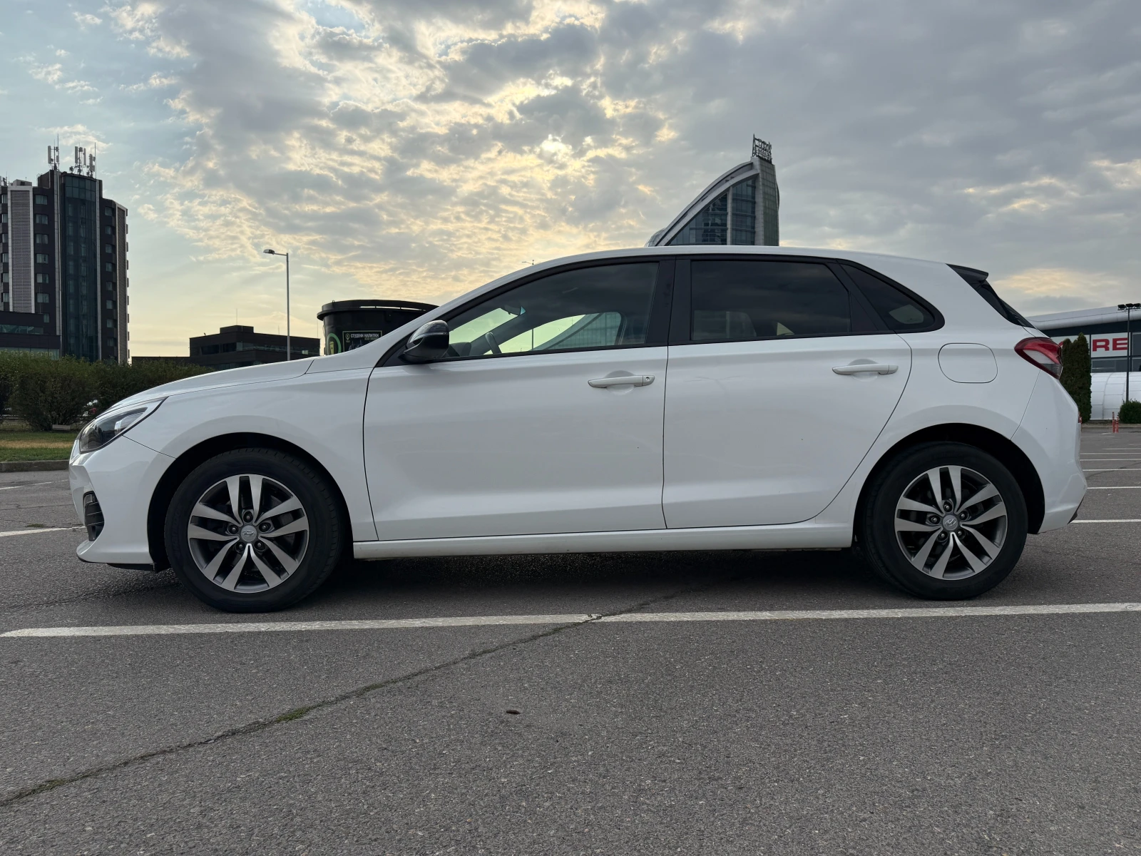 Hyundai I30 1.4 бензин, навигация, подгряване, камера , снимка 3 - Автомобили и джипове - 55901595