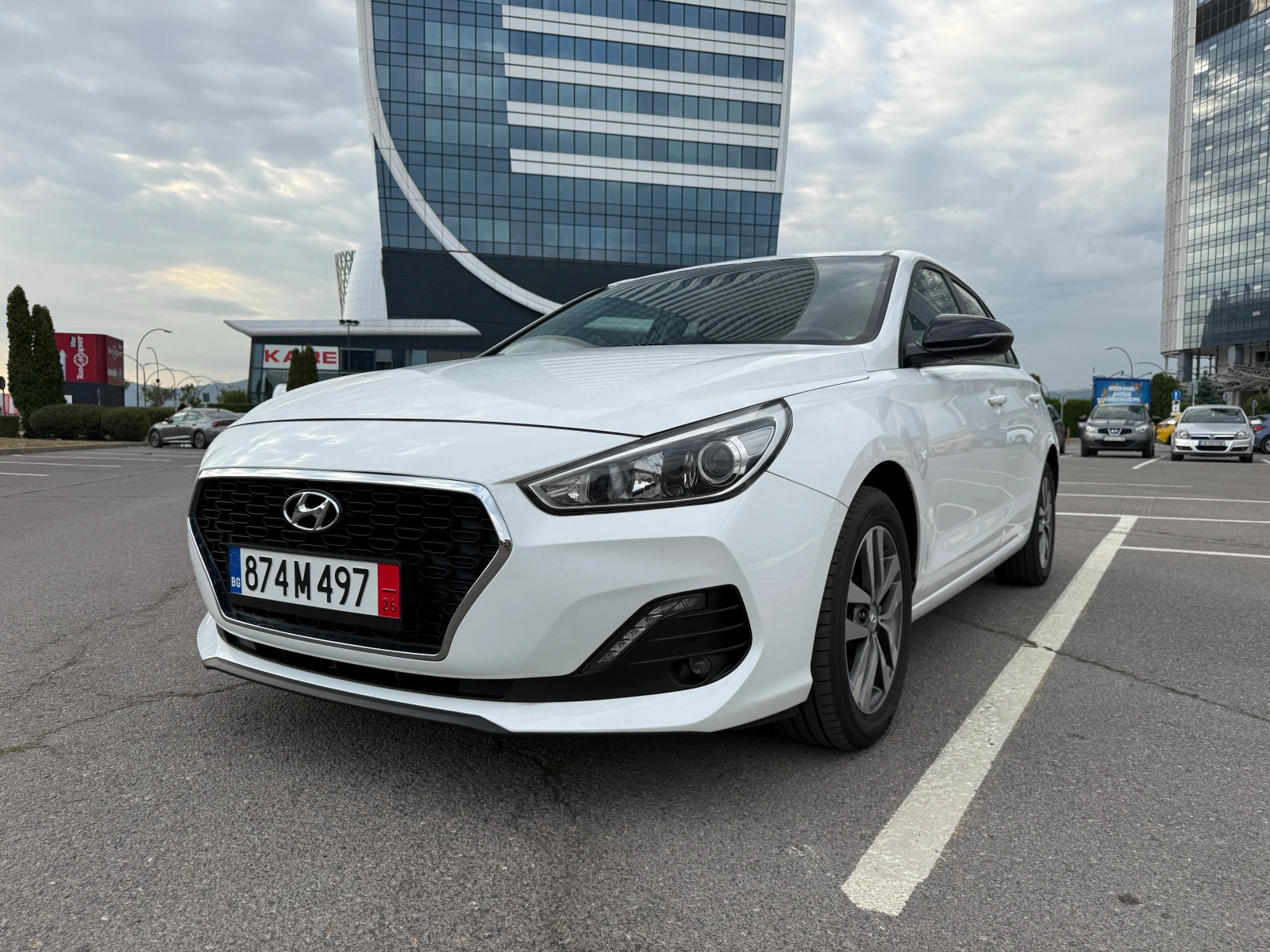 Hyundai I30 1.4 бензин, навигация, подгряване, камера , снимка 2 - Автомобили и джипове - 55901595