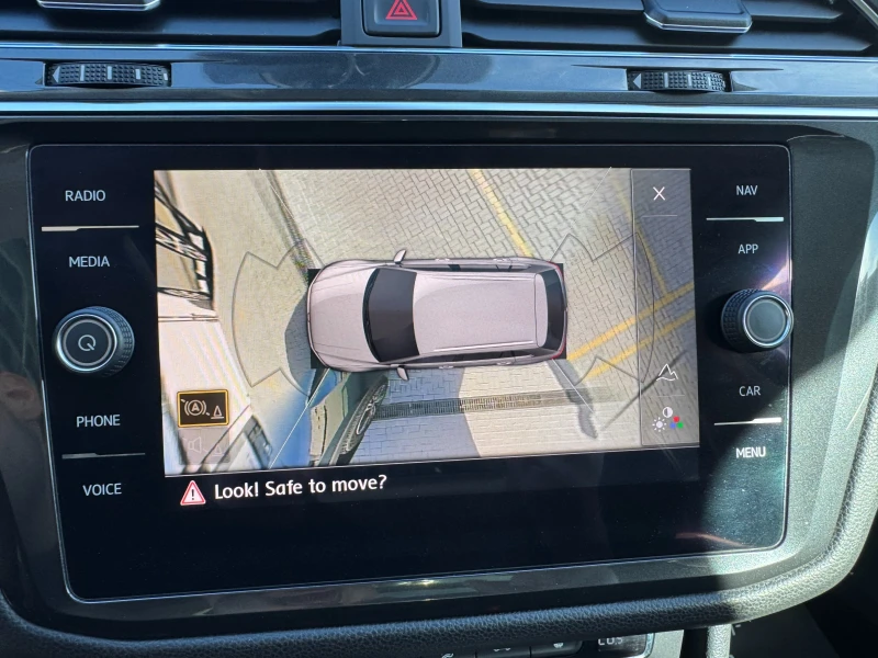 VW Tiguan DSG4x4/DISTRONIC/DIGITAL/360/HEAD-UP/FULL LED/PANO, снимка 10 - Автомобили и джипове - 52561591