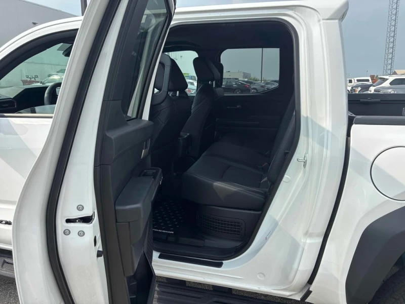 Toyota Tacoma * Hybrid * CARFAX * БЕЗ ПЪРВОНАЧАЛНА ВНОСКА, снимка 17 - Автомобили и джипове - 52935132