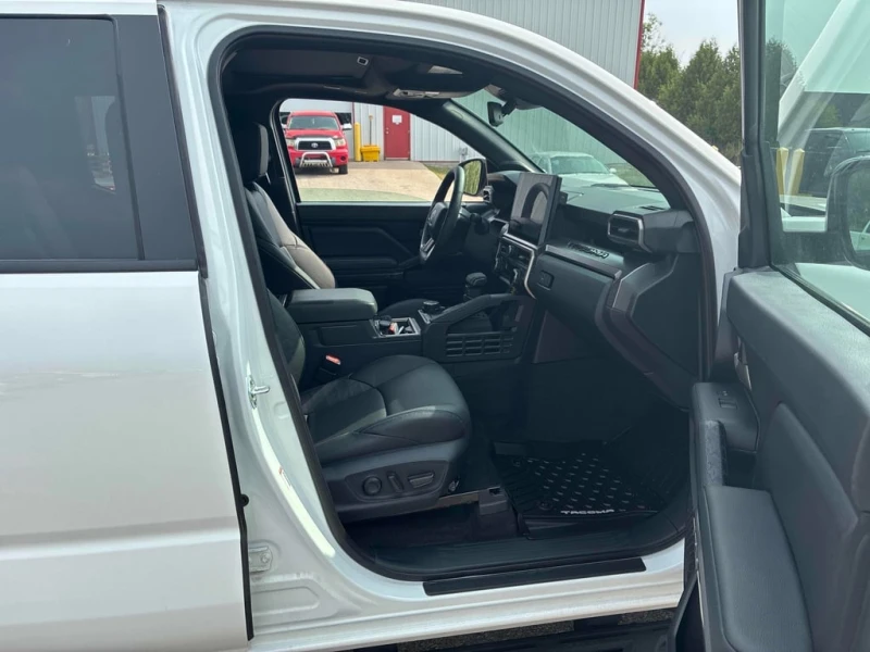 Toyota Tacoma * Hybrid * CARFAX * БЕЗ ПЪРВОНАЧАЛНА ВНОСКА, снимка 11 - Автомобили и джипове - 52935132