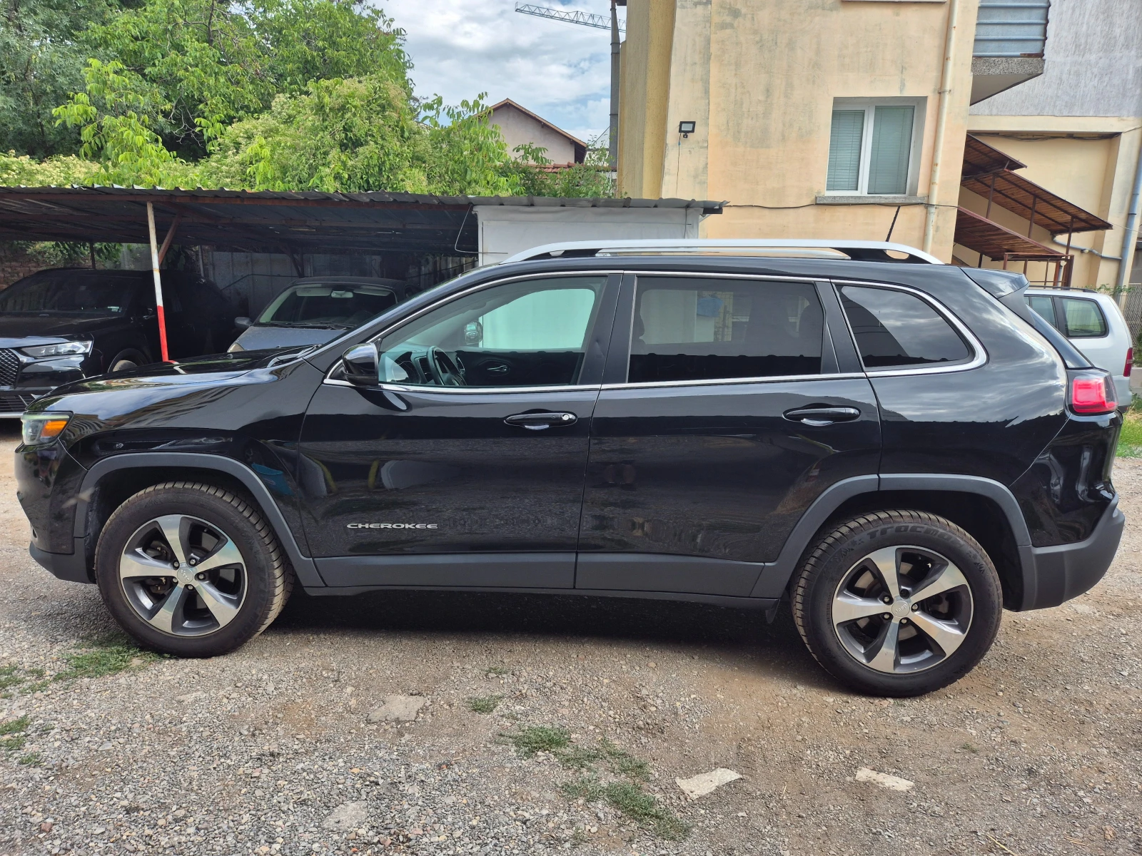 Jeep Cherokee LIMITED 3.2i 4х4 - изображение 7