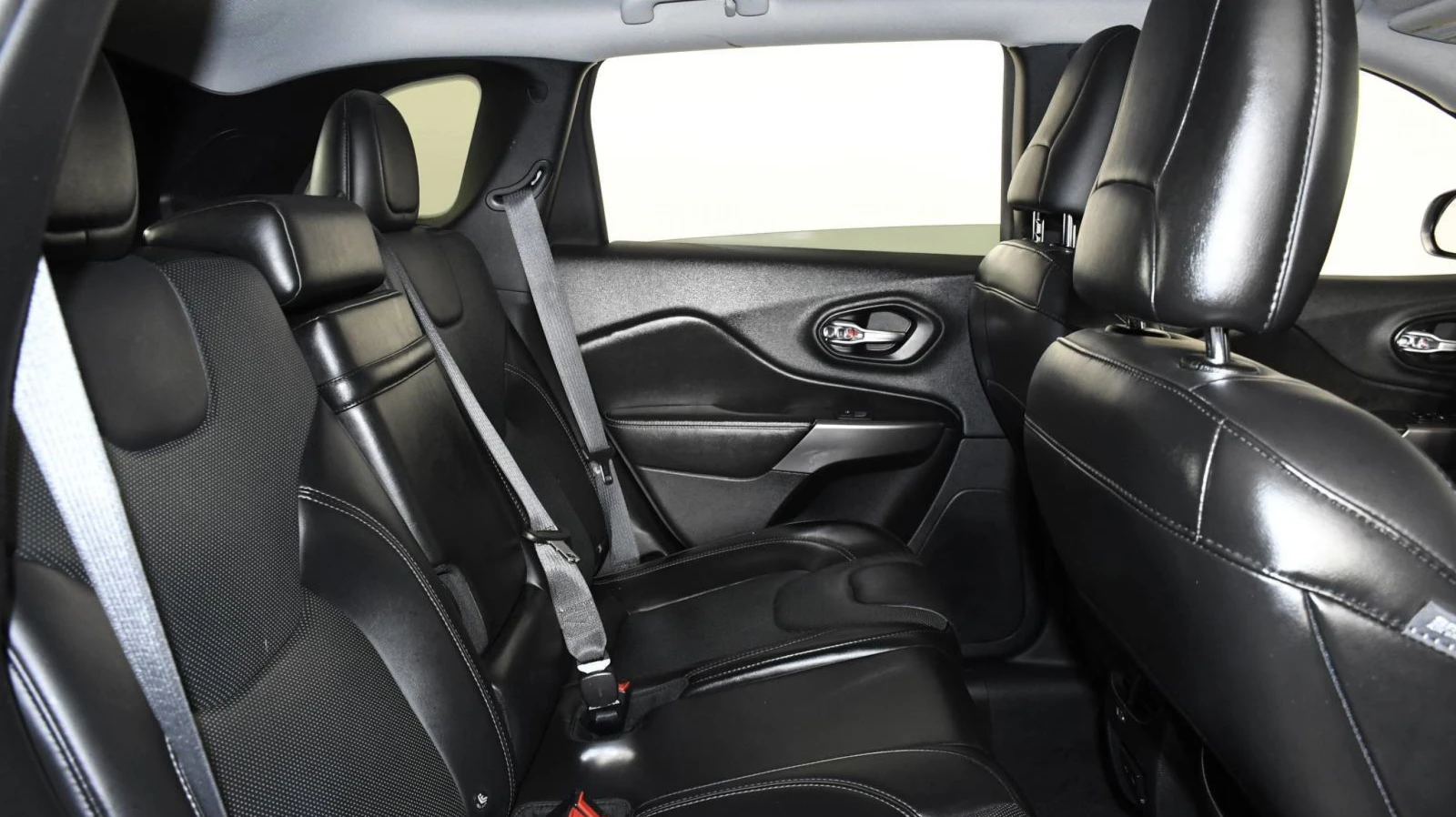 Jeep Cherokee LIMITED 3.2i 4х4 - изображение 10