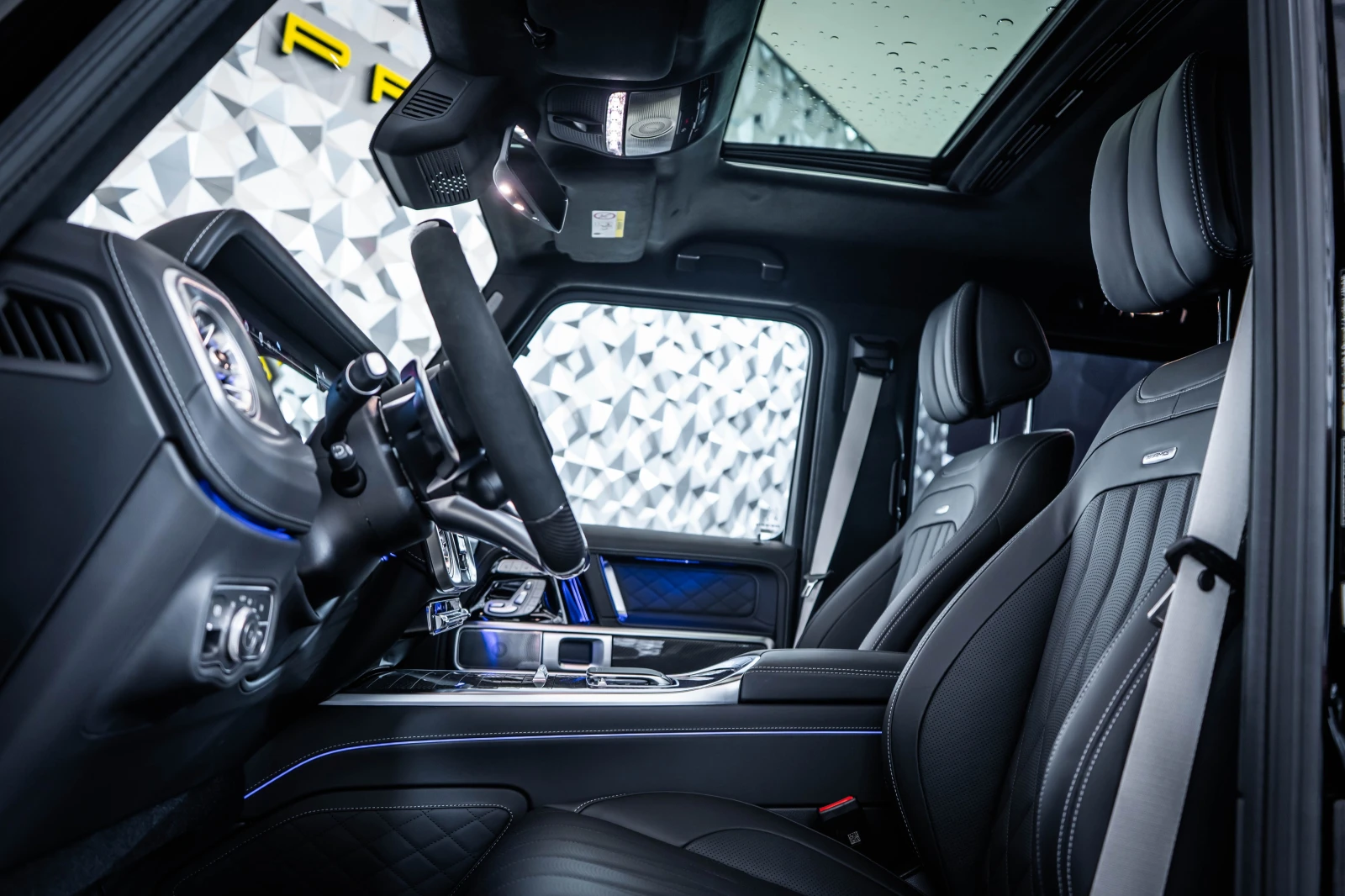 Mercedes-Benz G 63 AMG Manufaktur* Carbon* Burmester* 360, снимка 12 - Автомобили и джипове - 54456391