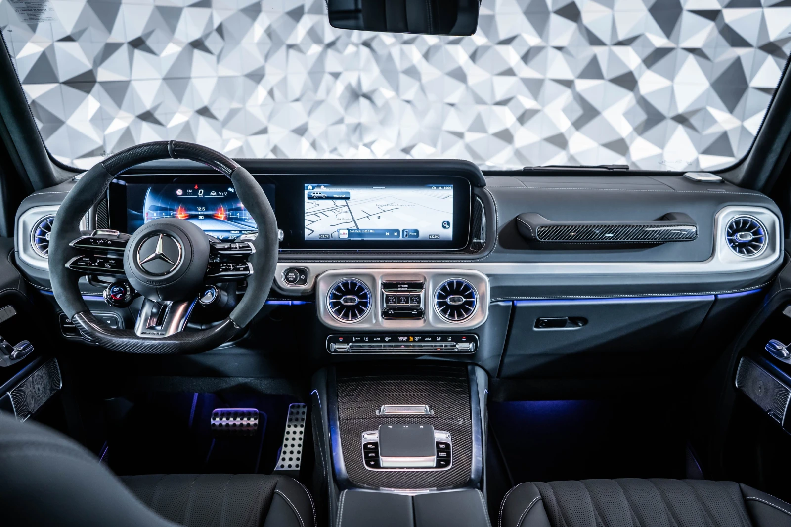 Mercedes-Benz G 63 AMG Manufaktur* Carbon* Burmester* 360, снимка 10 - Автомобили и джипове - 54456391