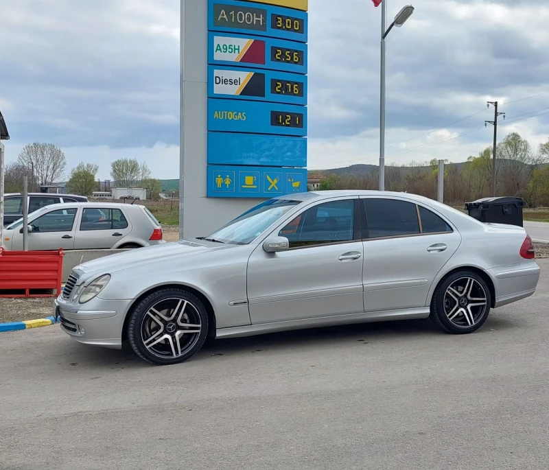 Mercedes-Benz E 220, снимка 1 - Автомобили и джипове - 48312879