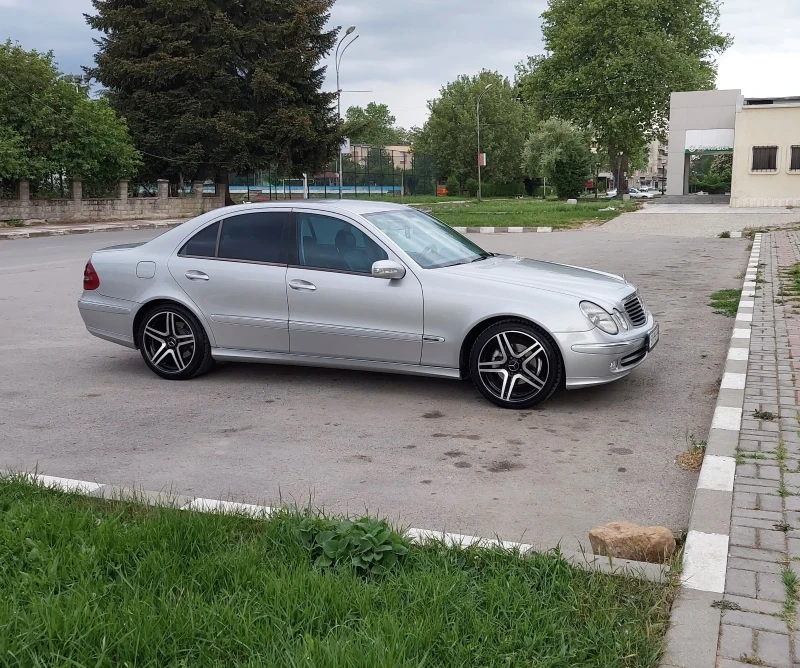 Mercedes-Benz E 220, снимка 4 - Автомобили и джипове - 48312879