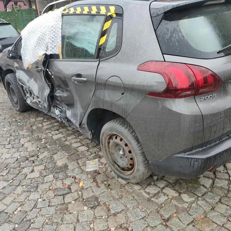 Peugeot 2008 1.2, снимка 3 - Автомобили и джипове - 52342238