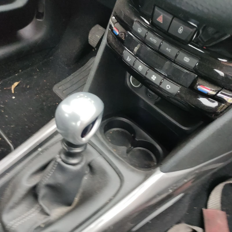 Peugeot 2008 1.2, снимка 8 - Автомобили и джипове - 52342238