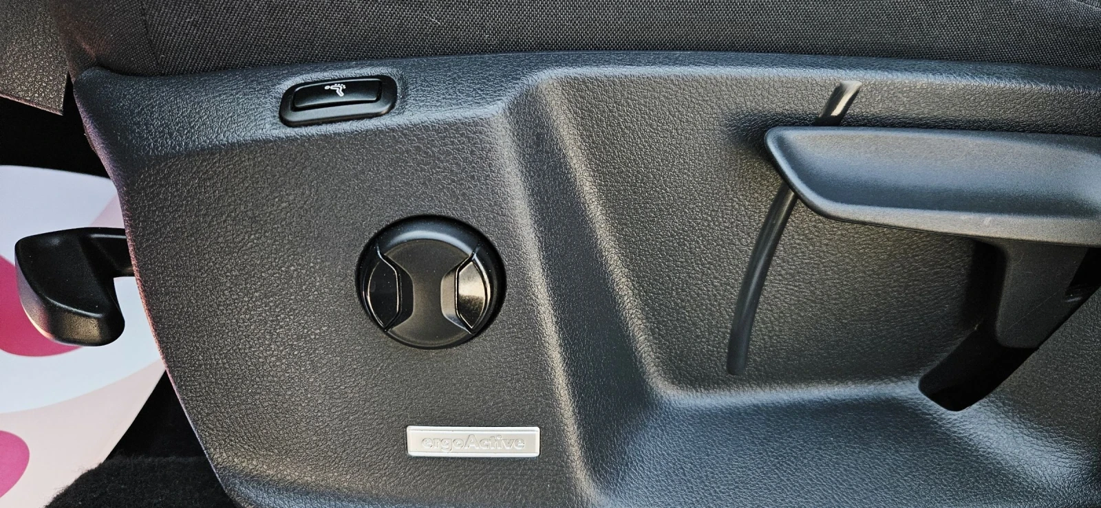 VW Touran ДИСТРОНИК* МАСАЖ* АЛКАНТАРА, снимка 14 - Автомобили и джипове - 54244686