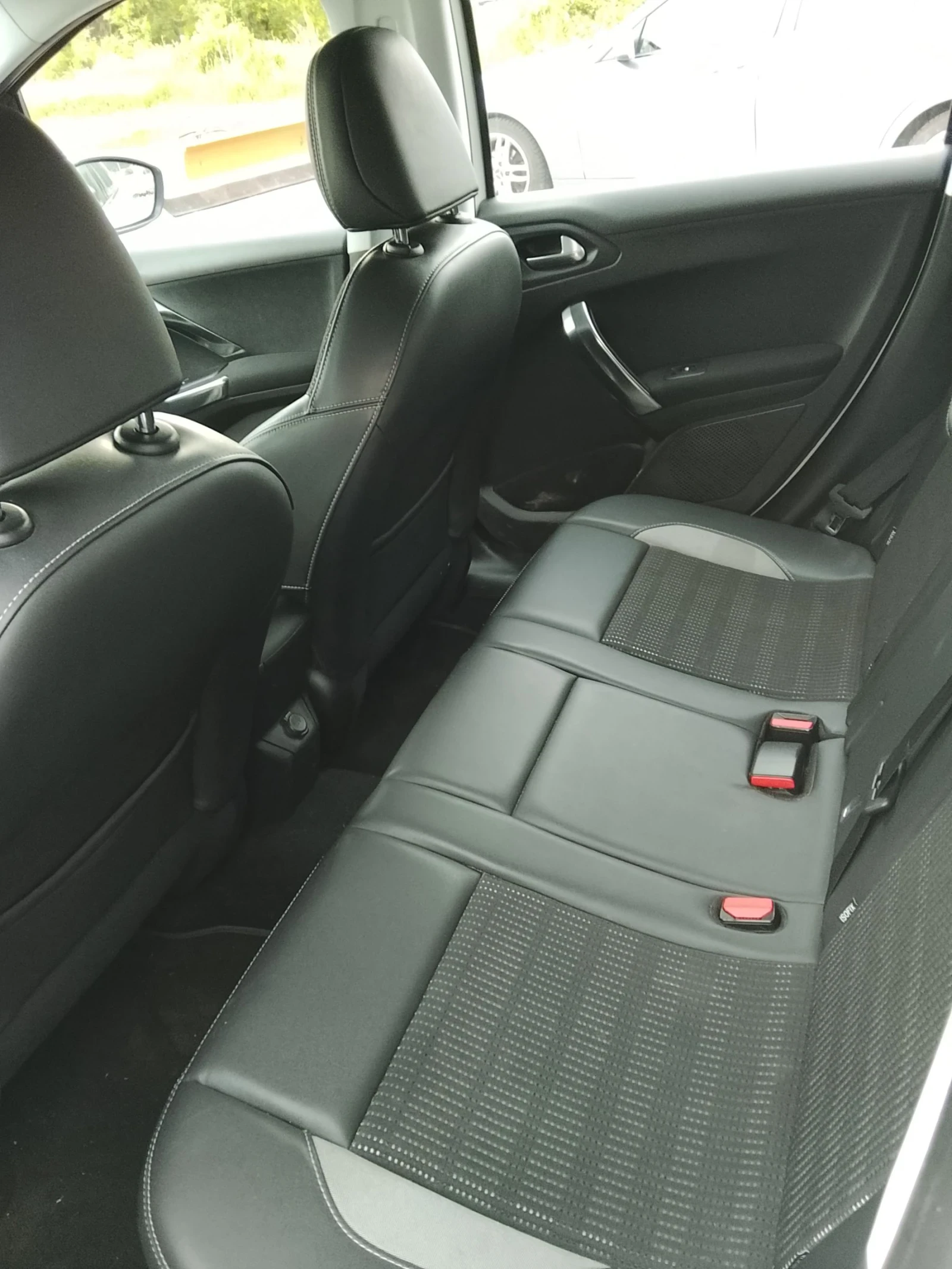 Peugeot 2008 1.6 уникат, снимка 9 - Автомобили и джипове - 54585105