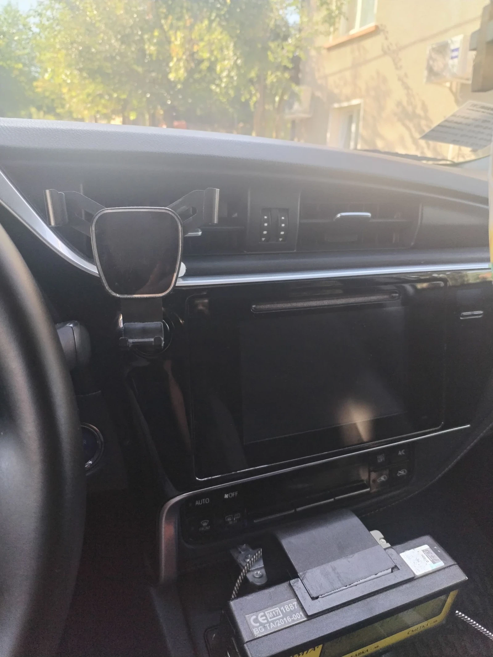 Toyota Auris Хибрид, снимка 10 - Автомобили и джипове - 55449920