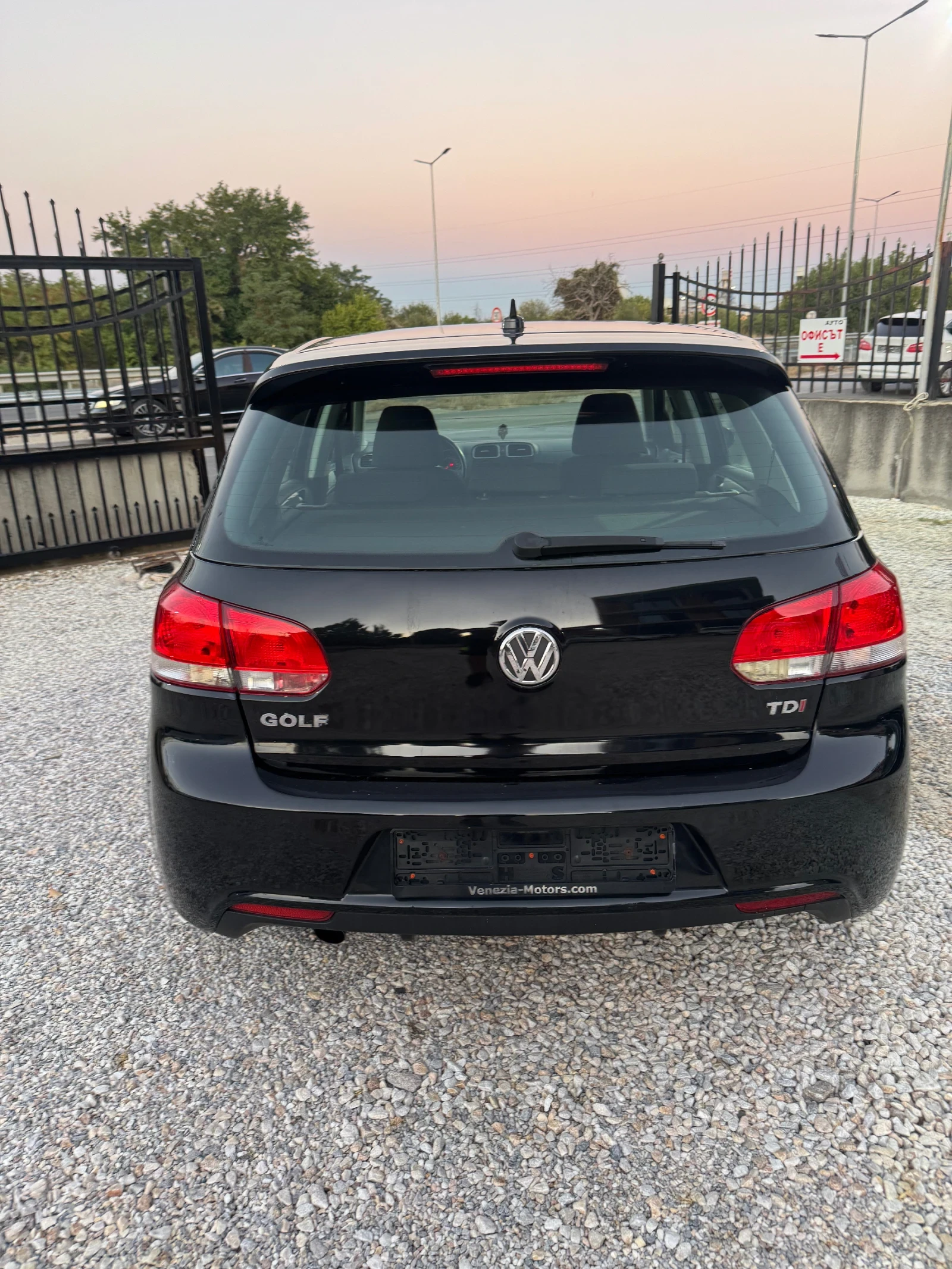 VW Golf 1.6 tdi  R line, снимка 5 - Автомобили и джипове - 56127374