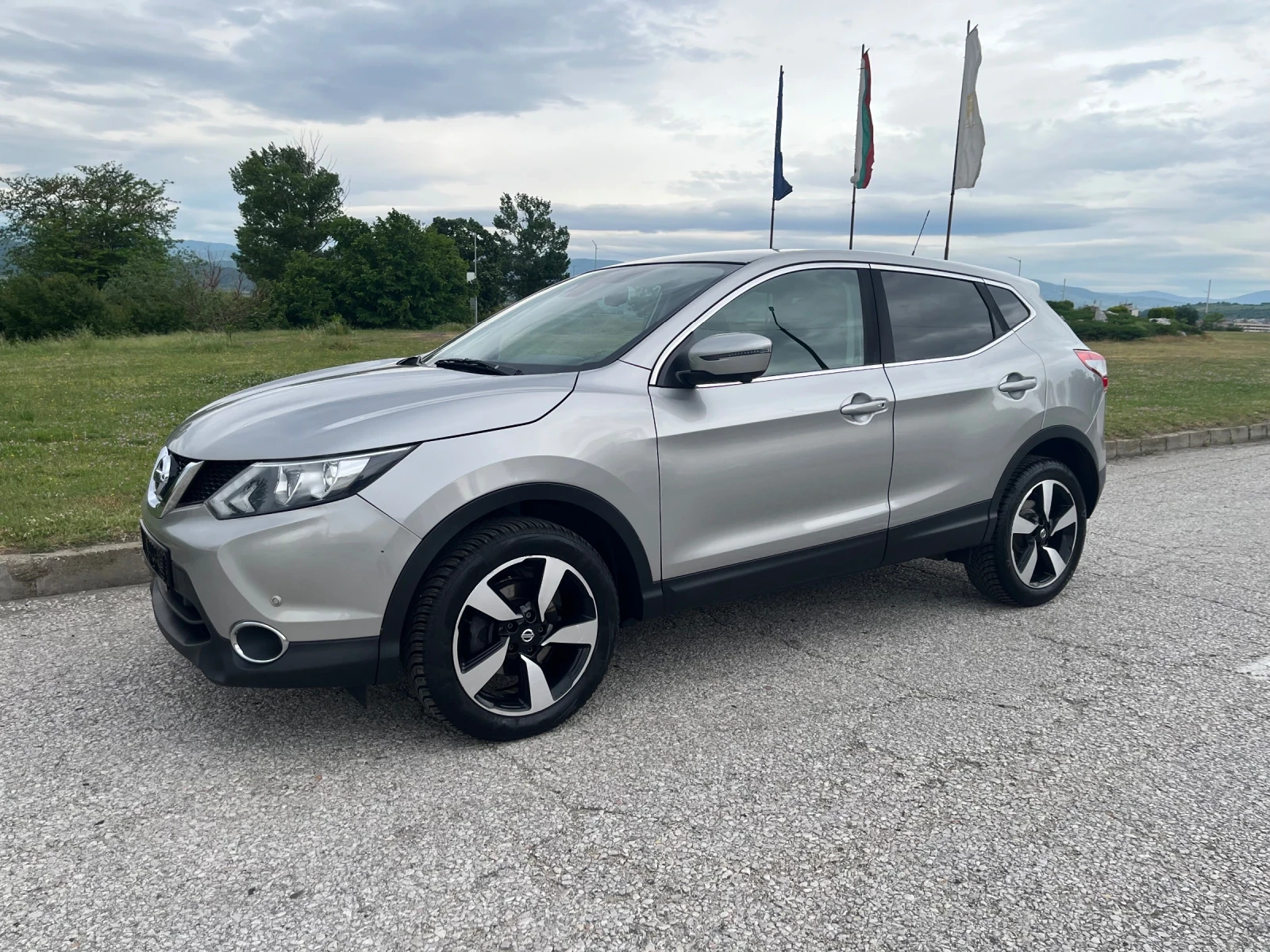 Nissan Qashqai 1.6D 4x4 Tekna, снимка 2 - Автомобили и джипове - 54639149