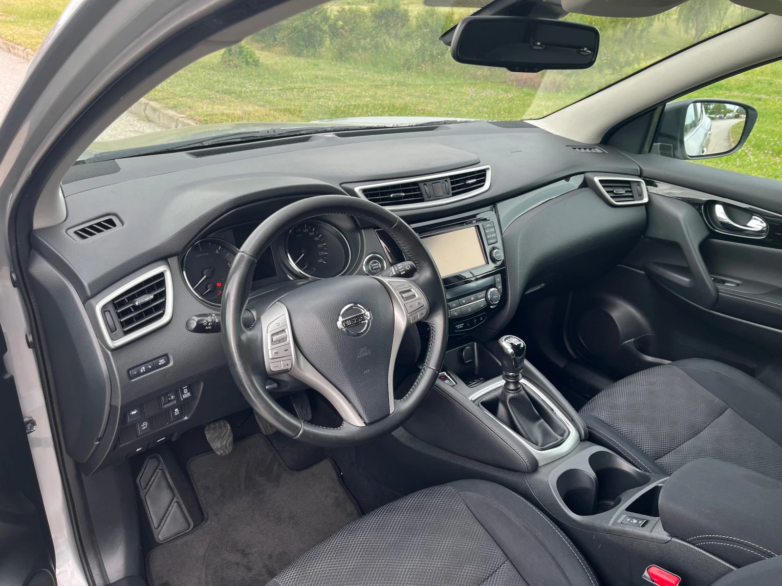 Nissan Qashqai 1.6D 4x4 Tekna, снимка 14 - Автомобили и джипове - 54639149