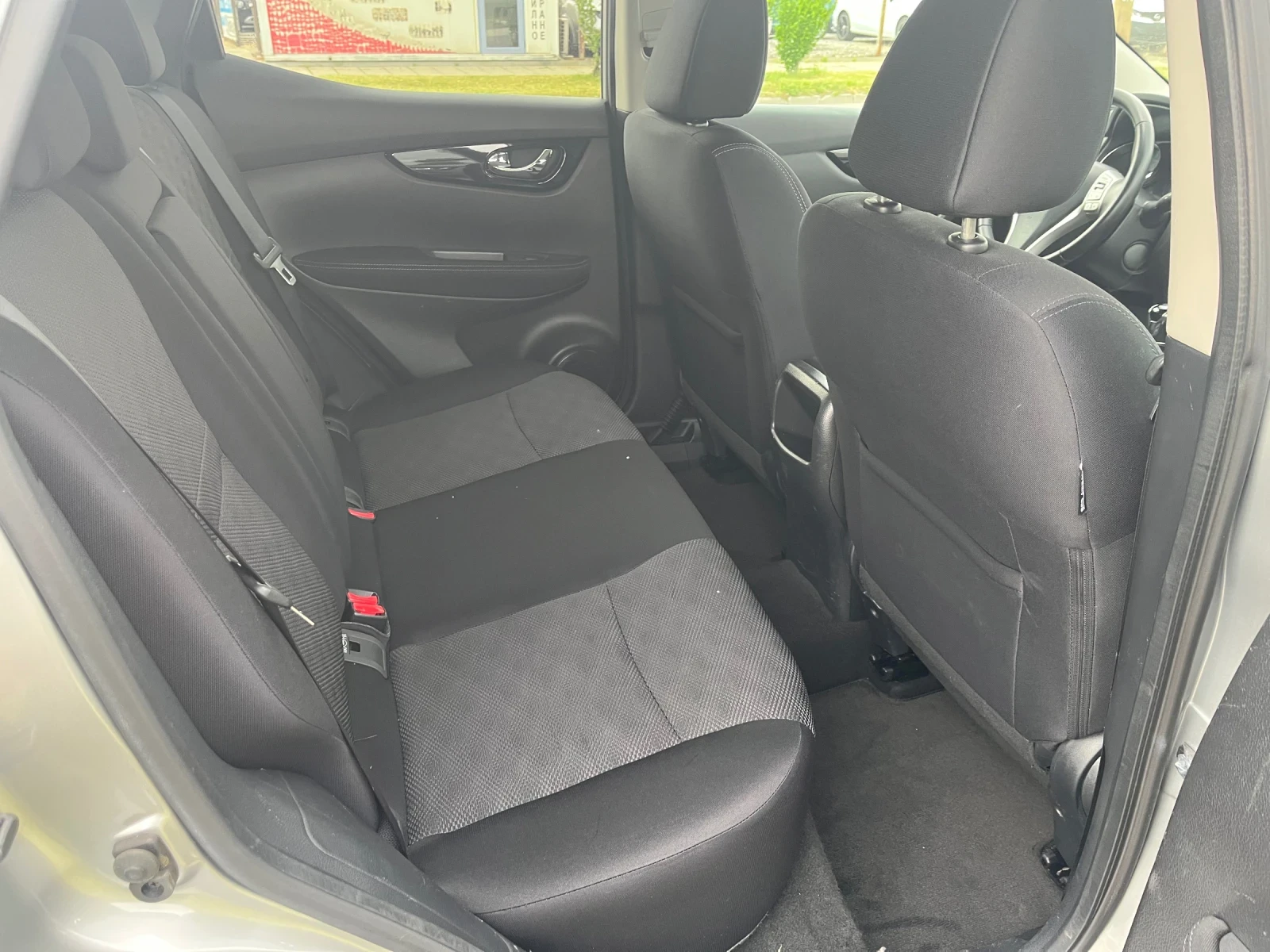 Nissan Qashqai 1.6D 4x4 Tekna, снимка 10 - Автомобили и джипове - 54639149