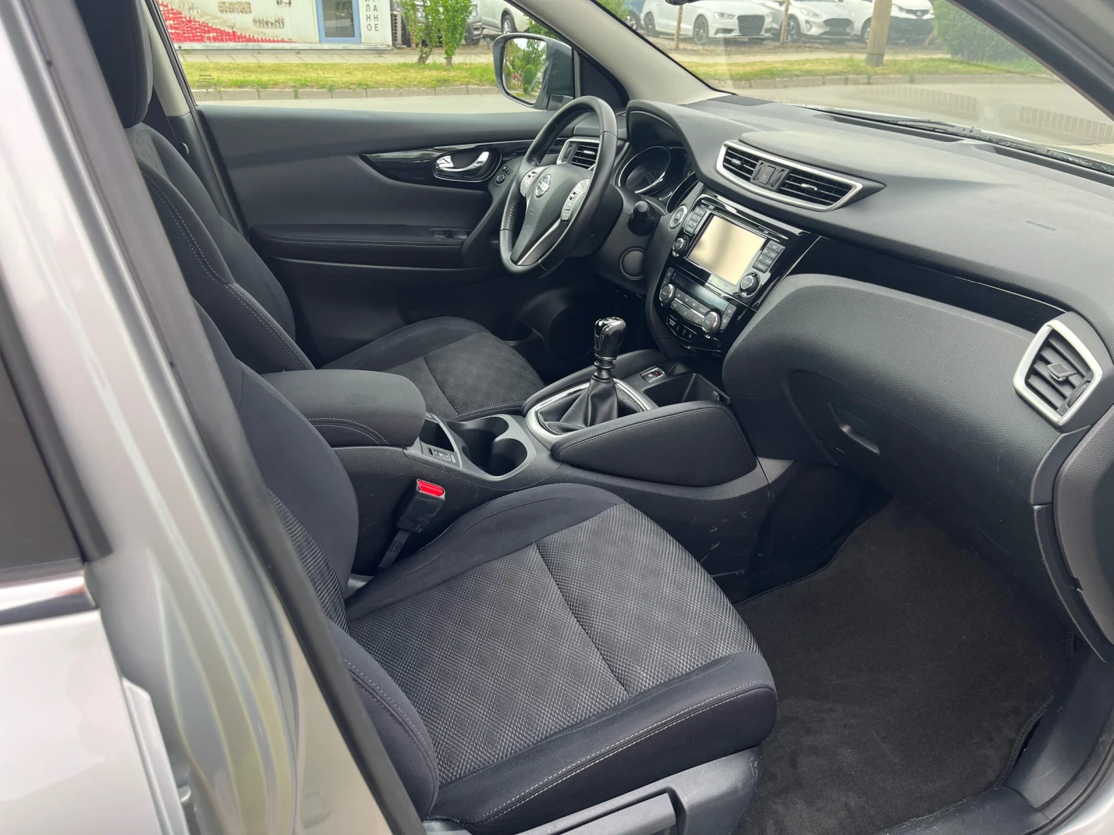 Nissan Qashqai 1.6D 4x4 Tekna, снимка 8 - Автомобили и джипове - 54639149