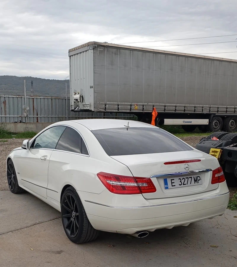 Mercedes-Benz E 220 coupe, снимка 4 - Автомобили и джипове - 47546684