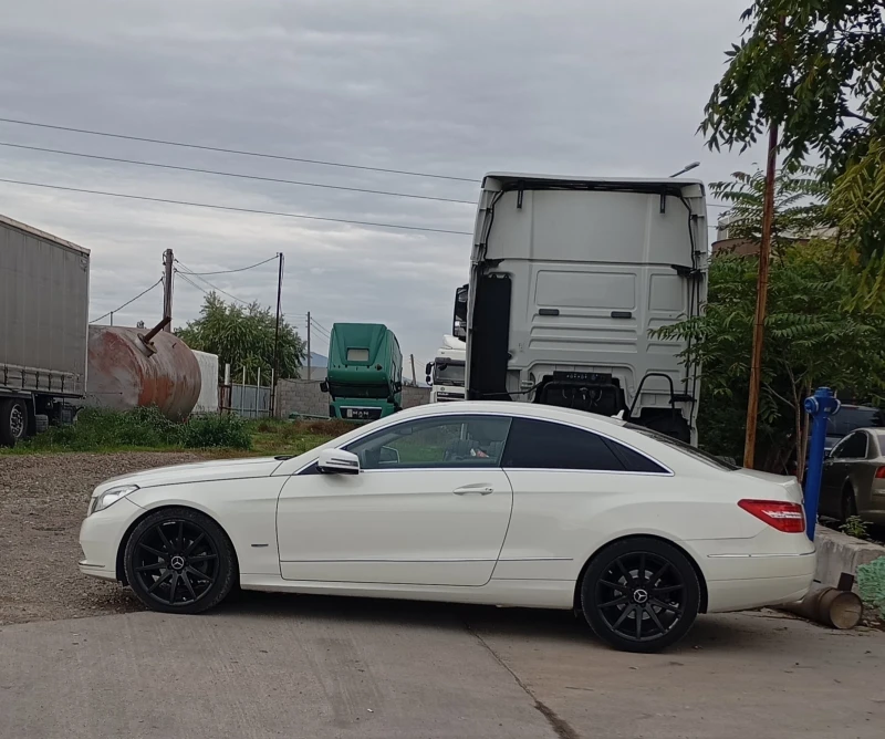 Mercedes-Benz E 220 coupe, снимка 2 - Автомобили и джипове - 47546684