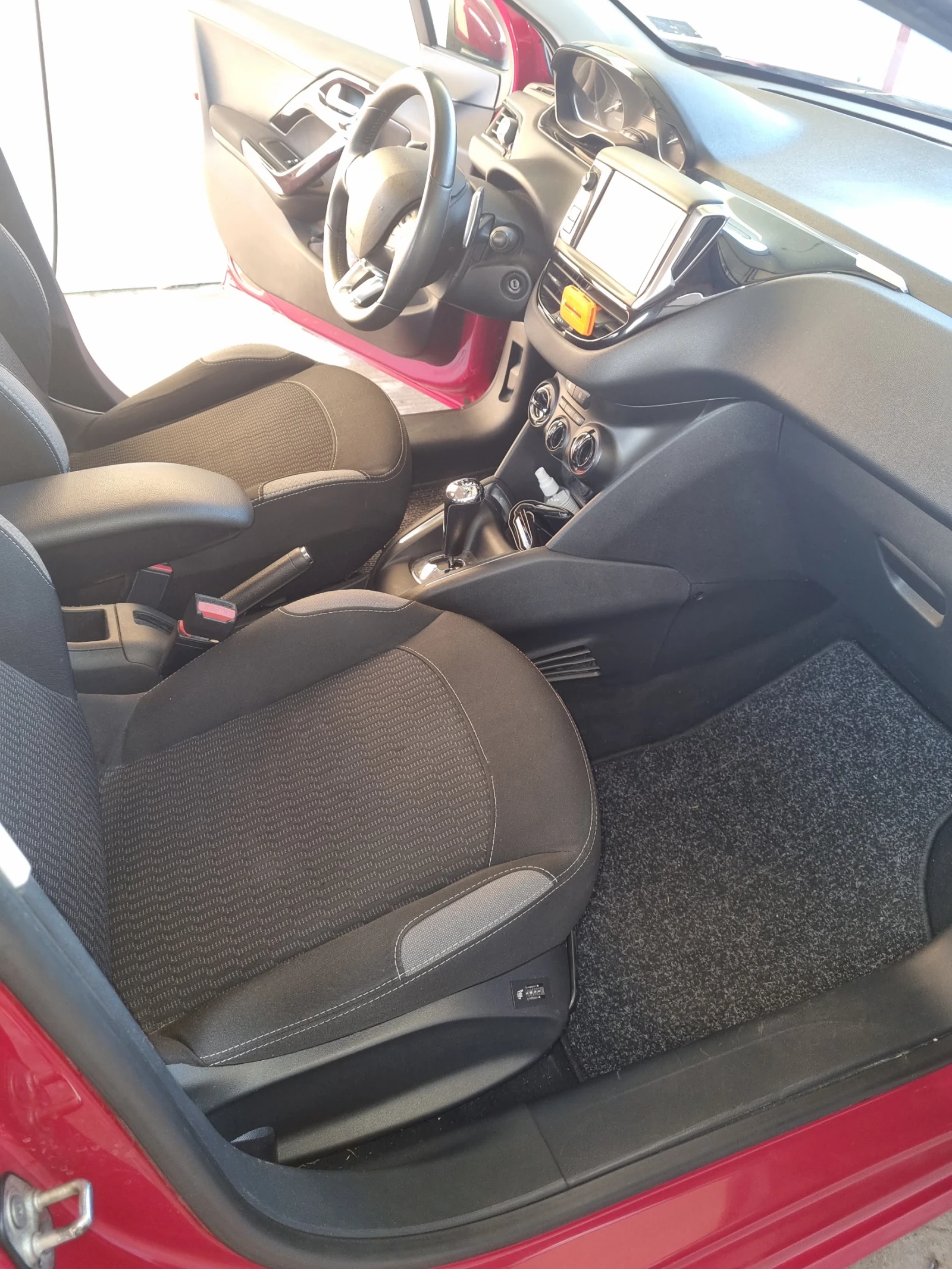 Peugeot 208  - изображение 9