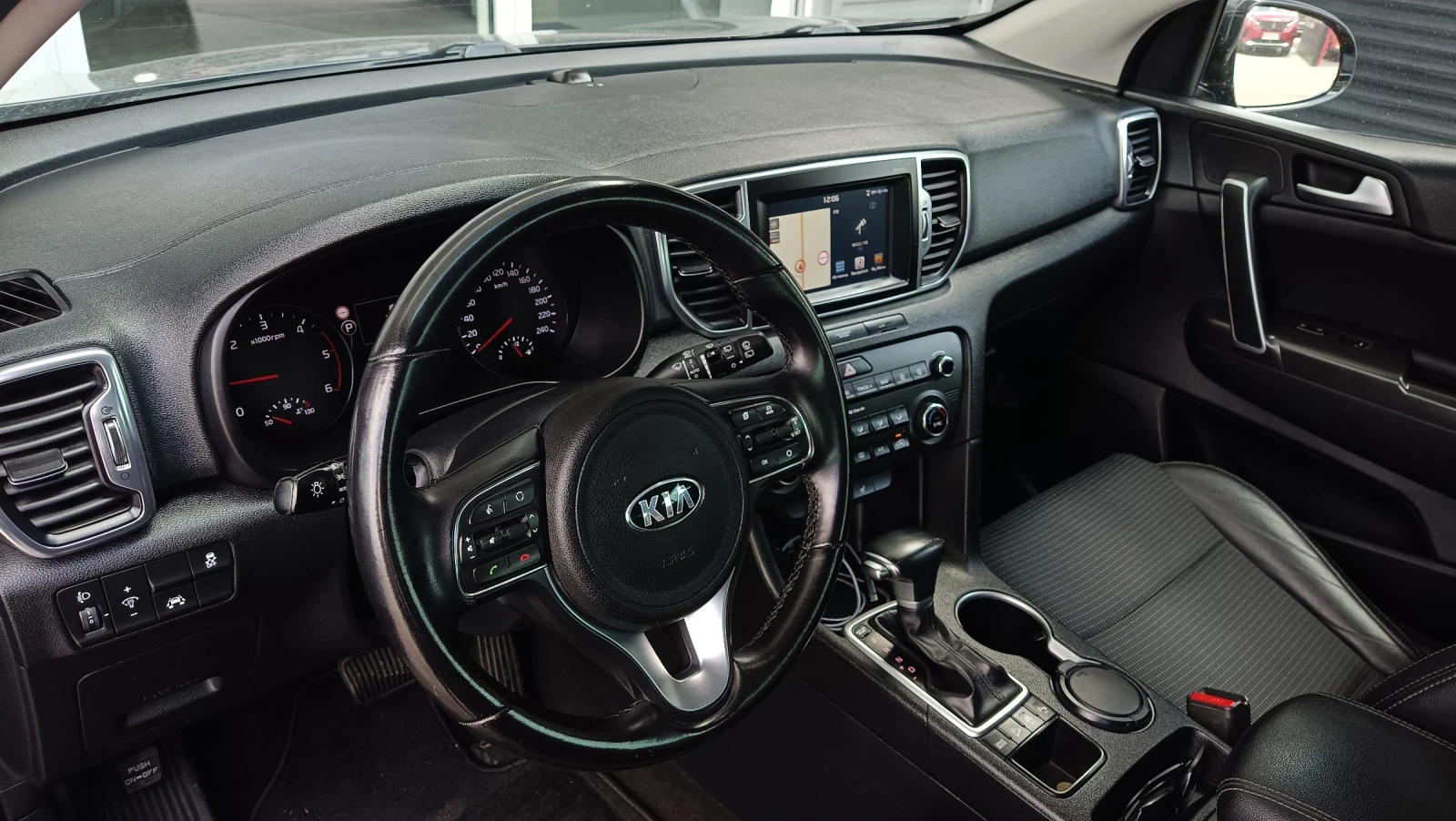 Kia Sportage CRDI 141 к.с. AUTO ПАНОРАМА КАСКО РЕГИСТРИРАН - изображение 8