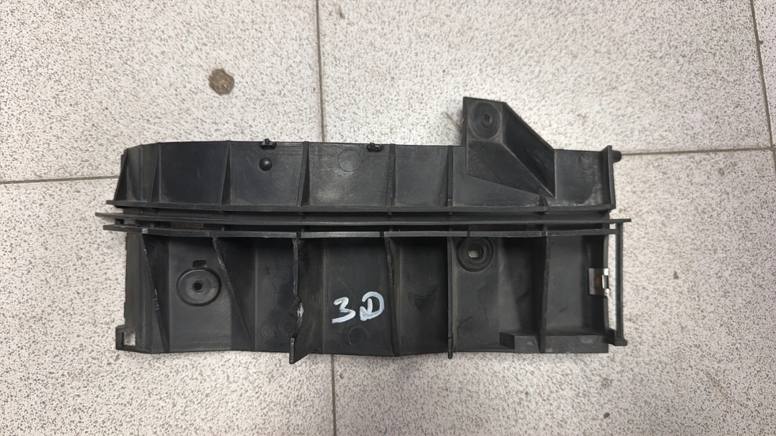 Водач задна броня Audi A3 8L 1996- RH  8L0807378A/8L0807378D, снимка 2 - Части - 55959770
