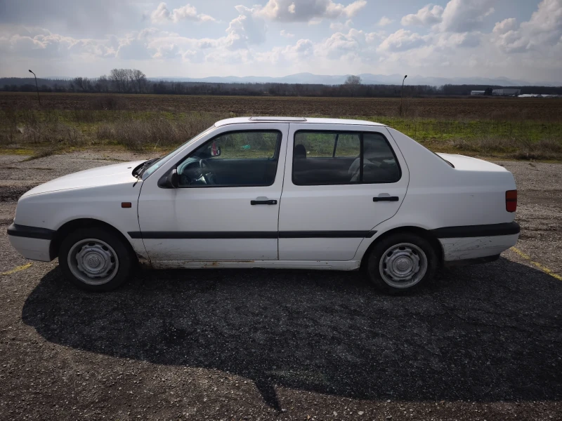 VW Vento, снимка 2 - Автомобили и джипове - 49209252