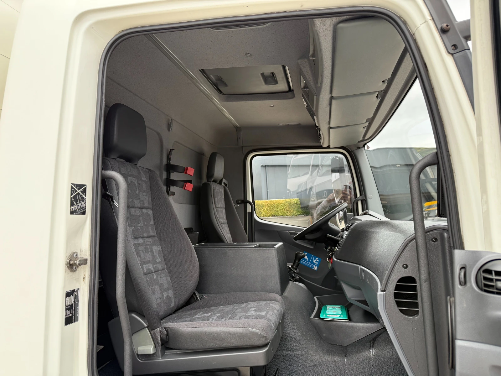 Mercedes-Benz Atego 1324 Падащ борд 6.12м. Клима 2-щори - 244000км! - изображение 9