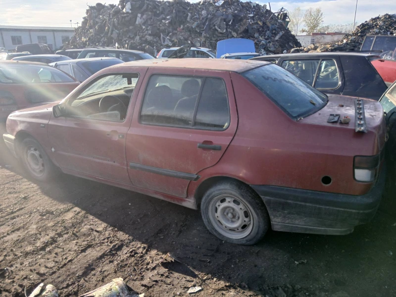 VW Vento, снимка 3 - Автомобили и джипове - 48021075