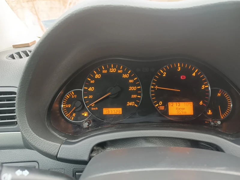 Toyota Avensis, снимка 11 - Автомобили и джипове - 49044093