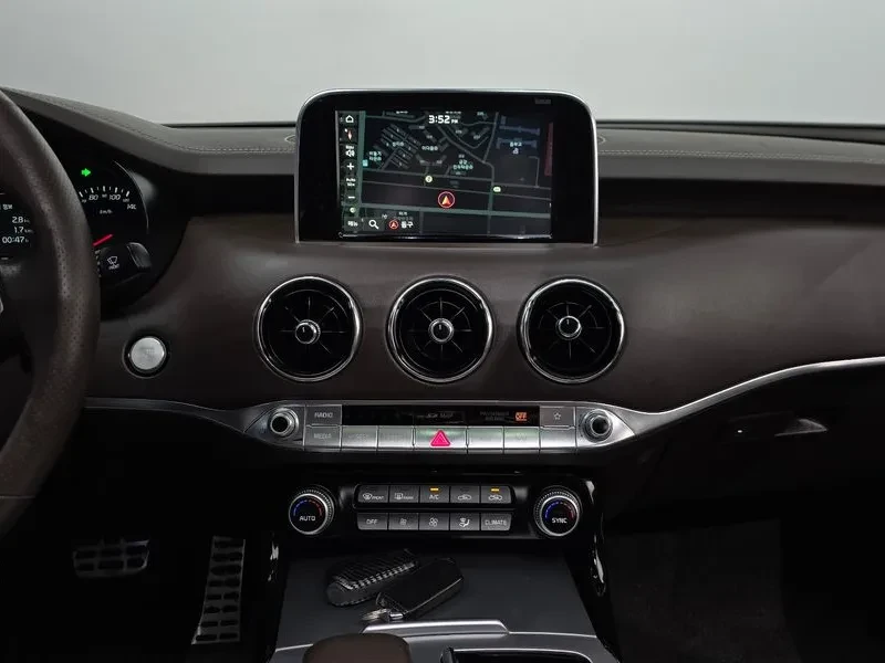 Kia Stinger 3.3 AWD GT - САМО 30% АВАНС, снимка 15 - Автомобили и джипове - 55998719