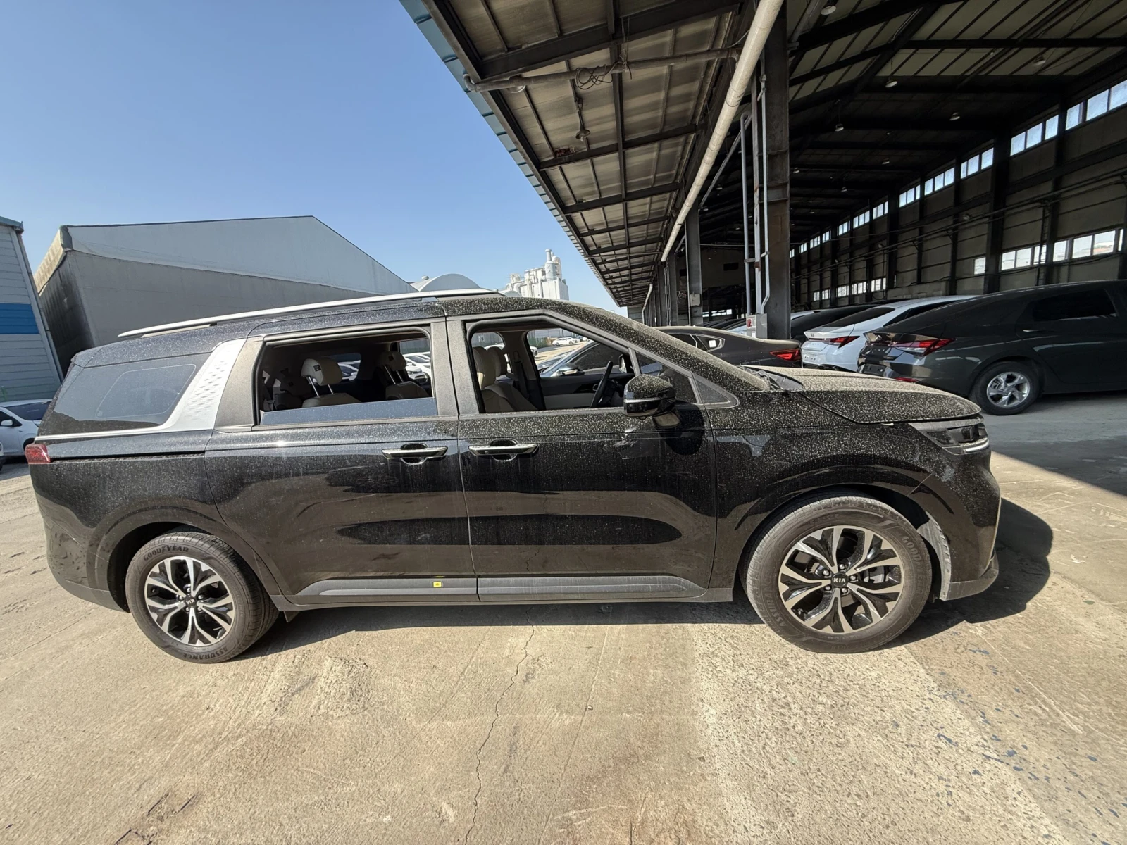 Kia Carnival 2.2 CRDI - OЧАКВАН ВНОС, снимка 3 - Автомобили и джипове - 54631220