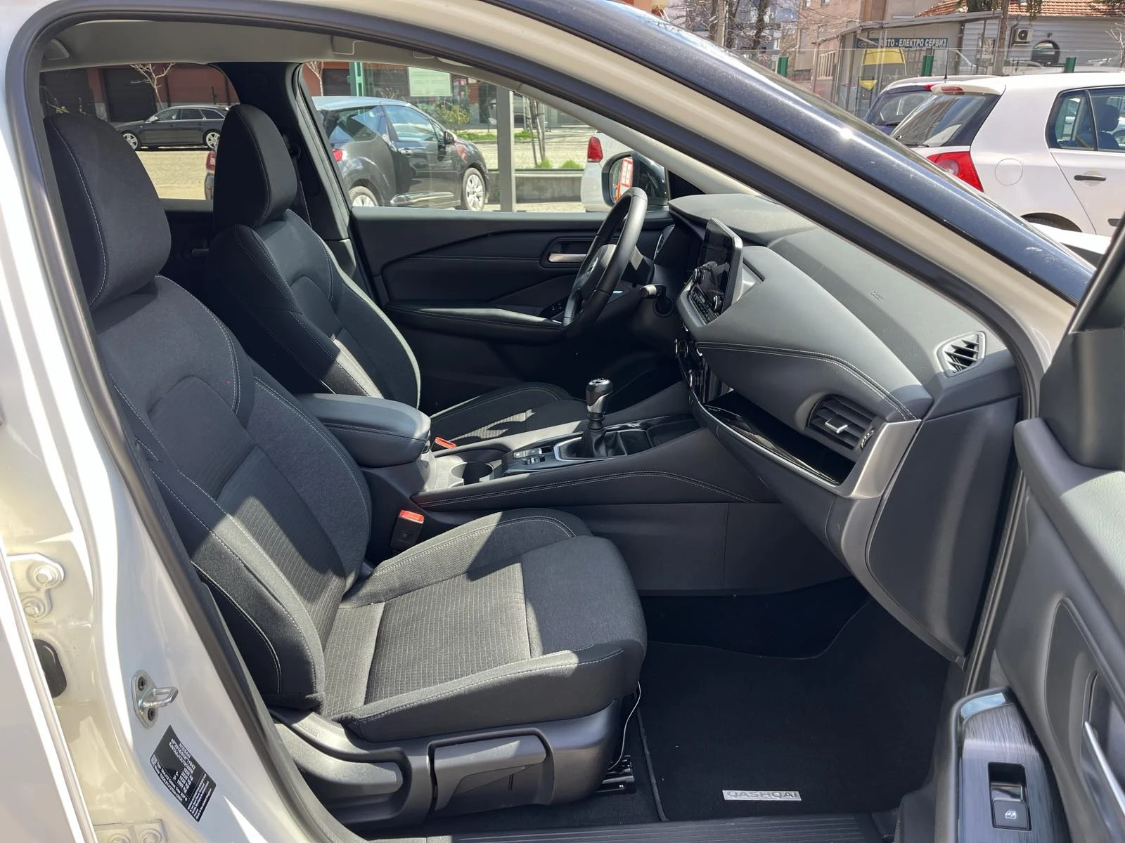 Nissan Qashqai 1.3 BENZ, снимка 13 - Автомобили и джипове - 50523275