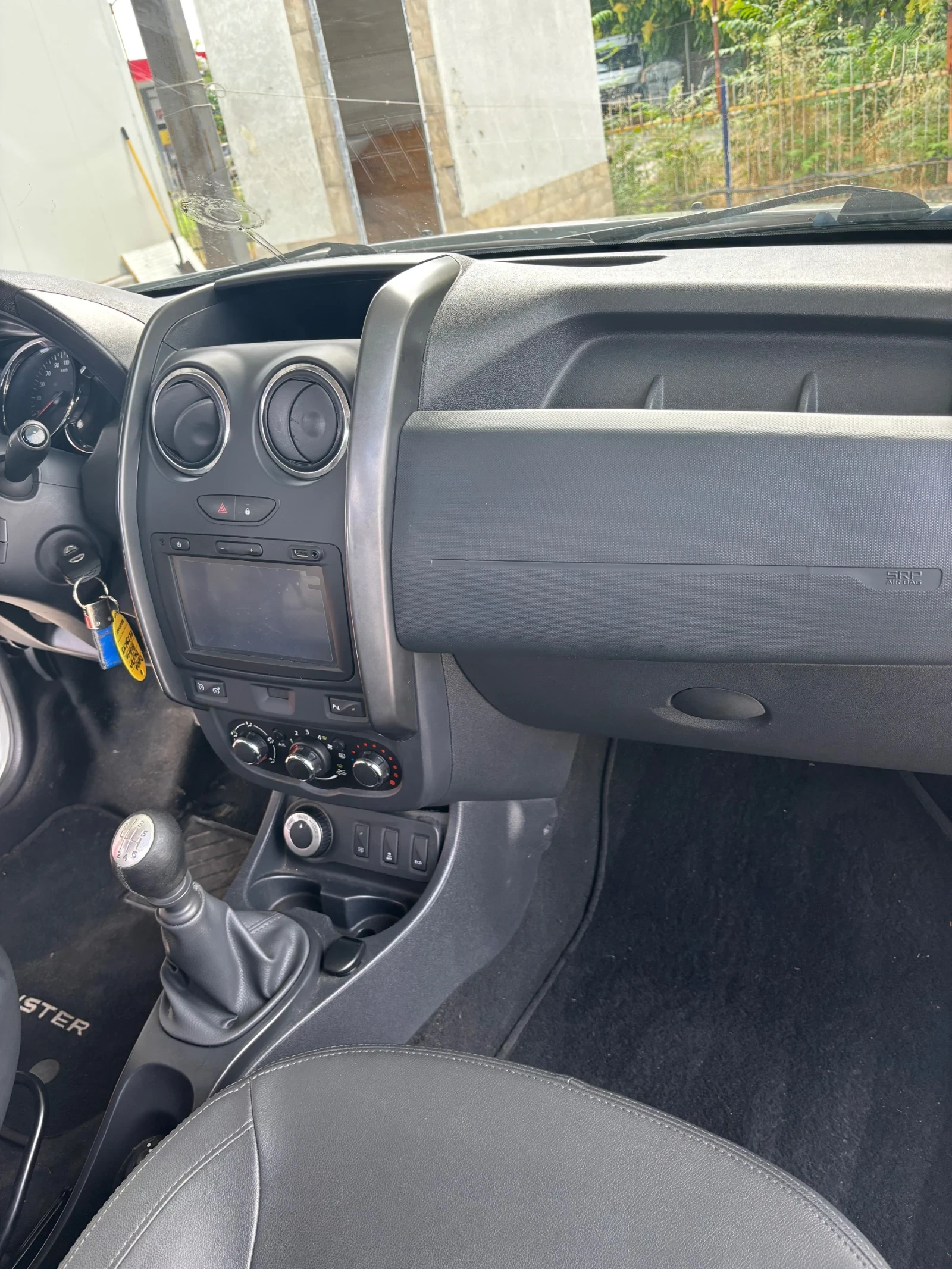 Dacia Duster 1.5 DCI 4x4, снимка 10 - Автомобили и джипове - 55147636