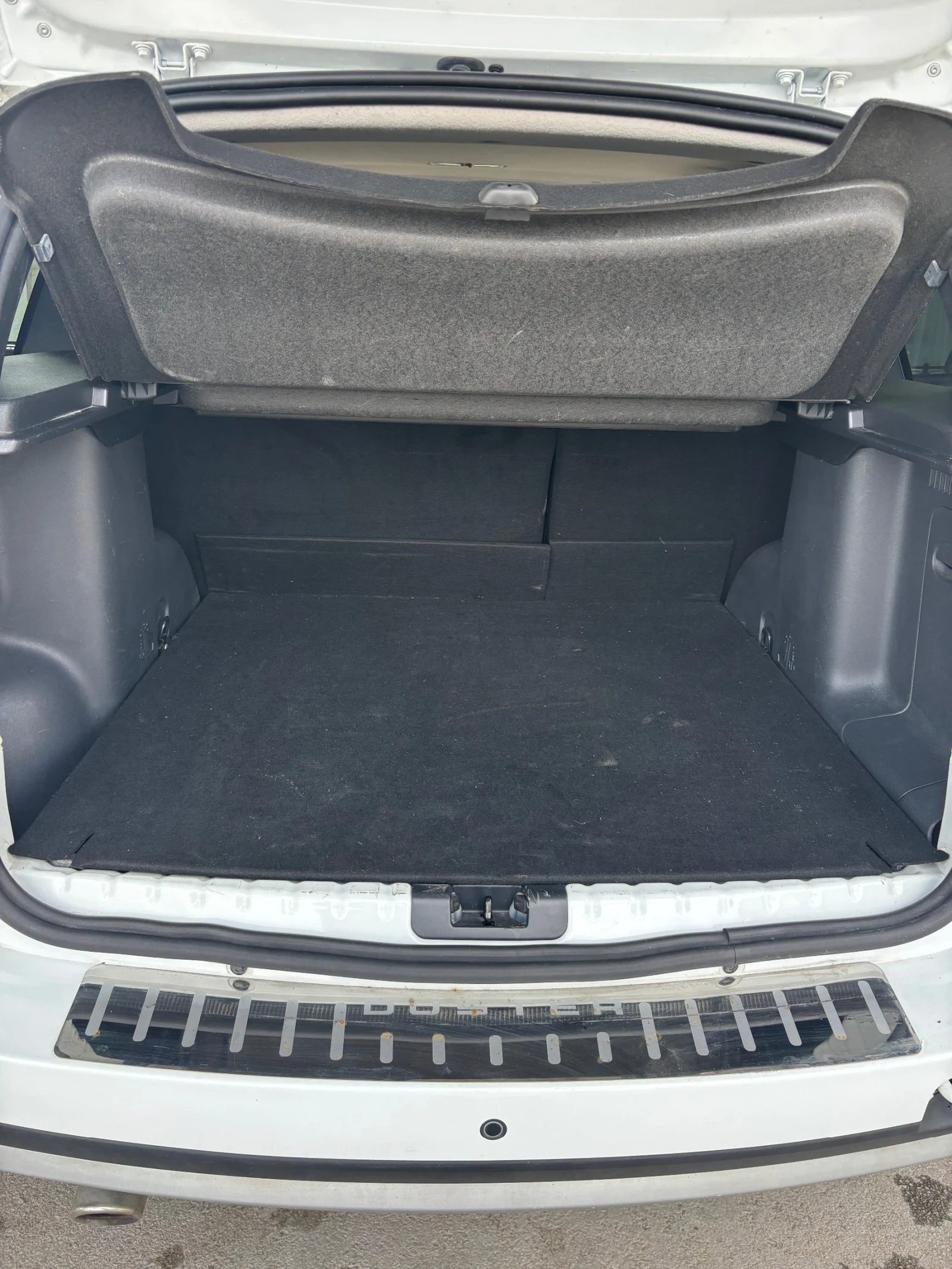 Dacia Duster 1.5 DCI 4x4, снимка 15 - Автомобили и джипове - 55147636