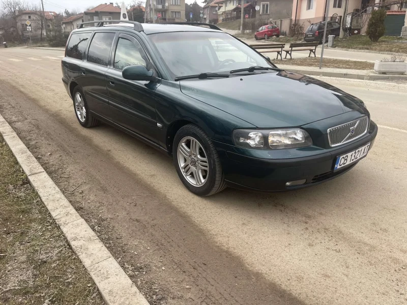 Volvo V70 2.4 Газ, снимка 1 - Автомобили и джипове - 49589233