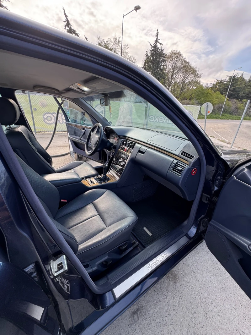 Mercedes-Benz E 200, снимка 12 - Автомобили и джипове - 52031144