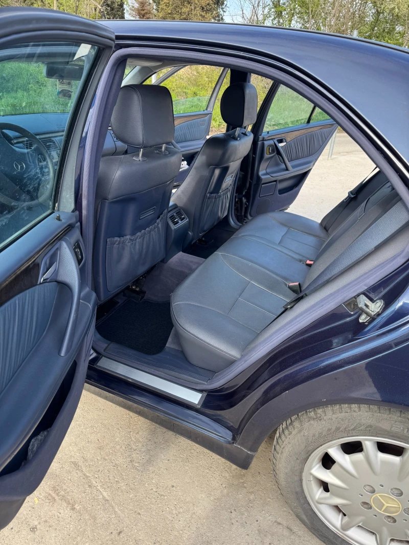 Mercedes-Benz E 200, снимка 11 - Автомобили и джипове - 52031144