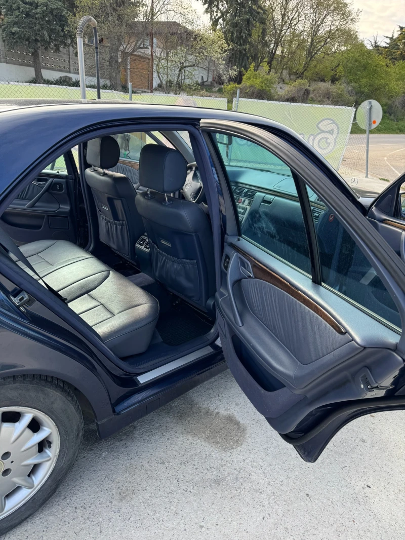 Mercedes-Benz E 200, снимка 9 - Автомобили и джипове - 52031144