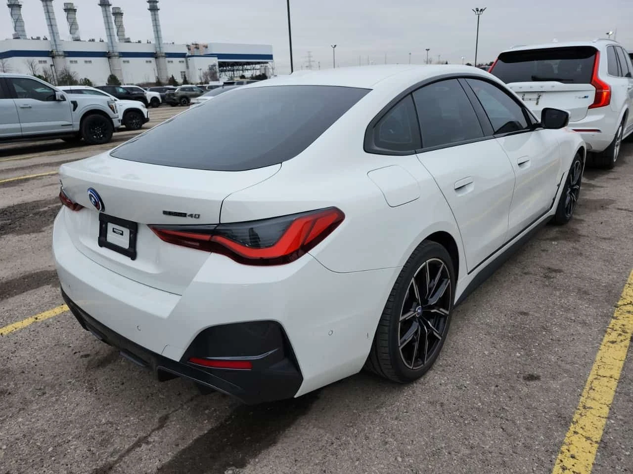 BMW i4 EDRIVE40  CARFAX, снимка 3 - Автомобили и джипове - 54070660