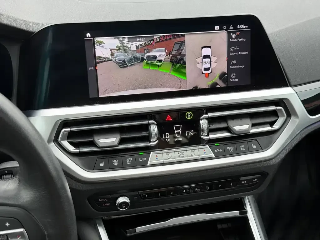 BMW 330 i xDrive, снимка 13 - Автомобили и джипове - 55616329