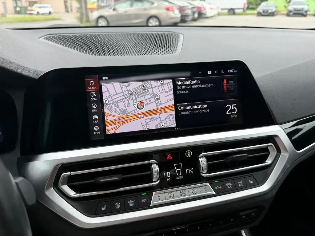 BMW 330 i xDrive, снимка 17 - Автомобили и джипове - 55616329