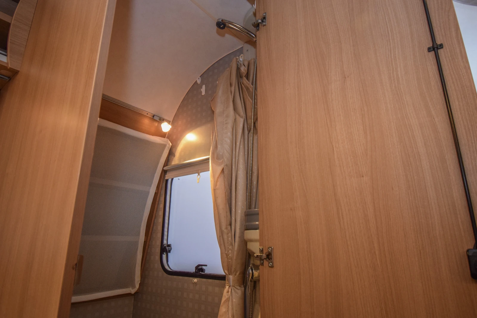 Каравана Bursner Averso Fifty 390 TS, снимка 16 - Каравани и кемпери - 55932848