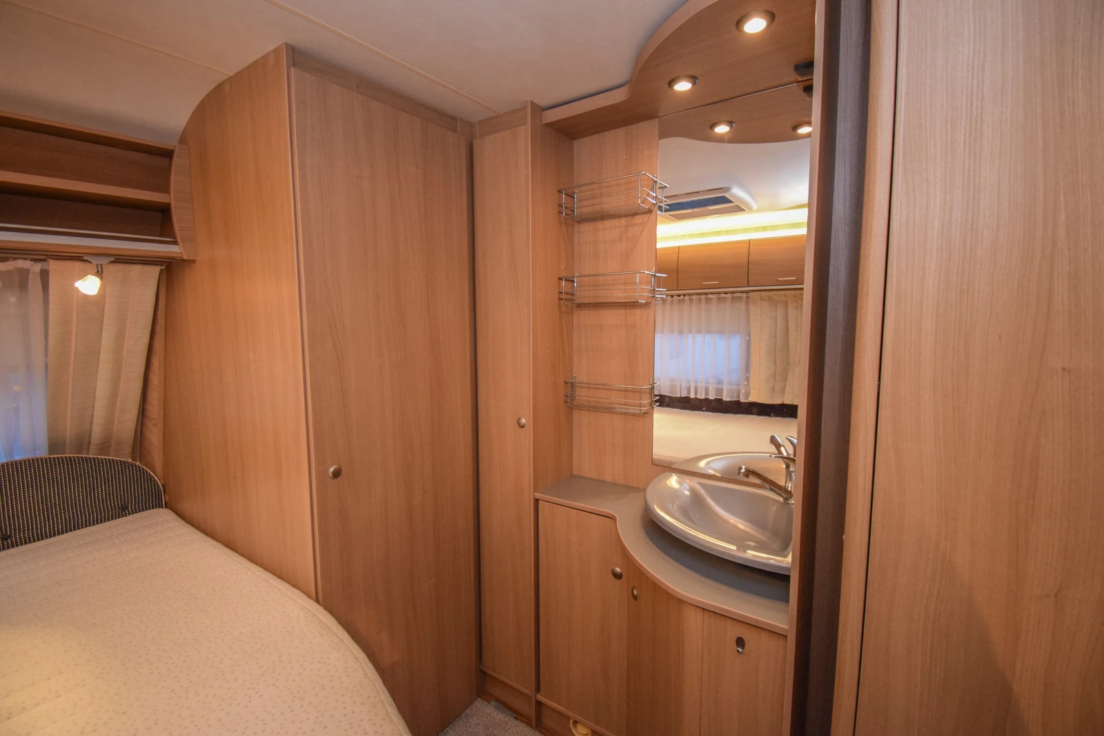 Каравана Bursner Averso Fifty 390 TS, снимка 14 - Каравани и кемпери - 55932848
