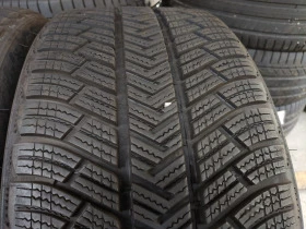 Гуми Зимни 235/40R19, снимка 1