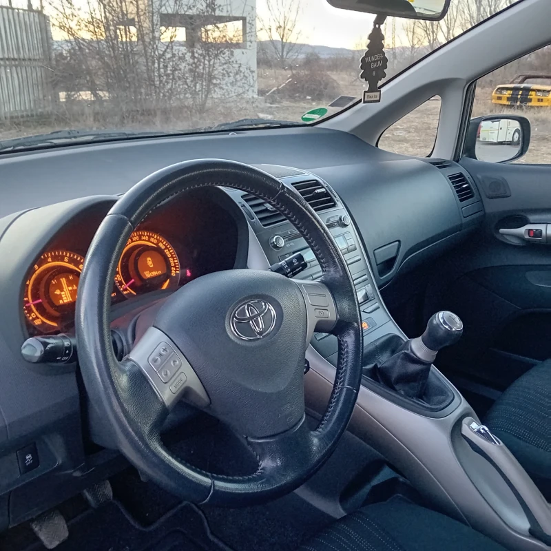 Toyota Auris 1.6 , снимка 11 - Автомобили и джипове - 48090261