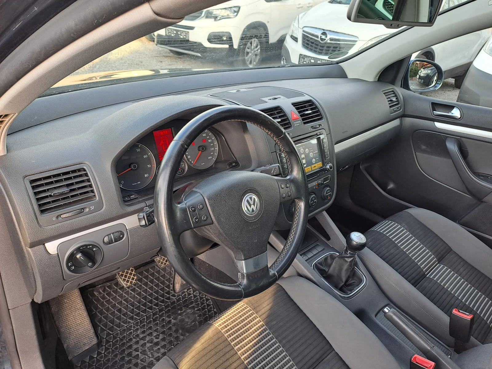 VW Golf 1.6 I  102 ks, снимка 8 - Автомобили и джипове - 54115184