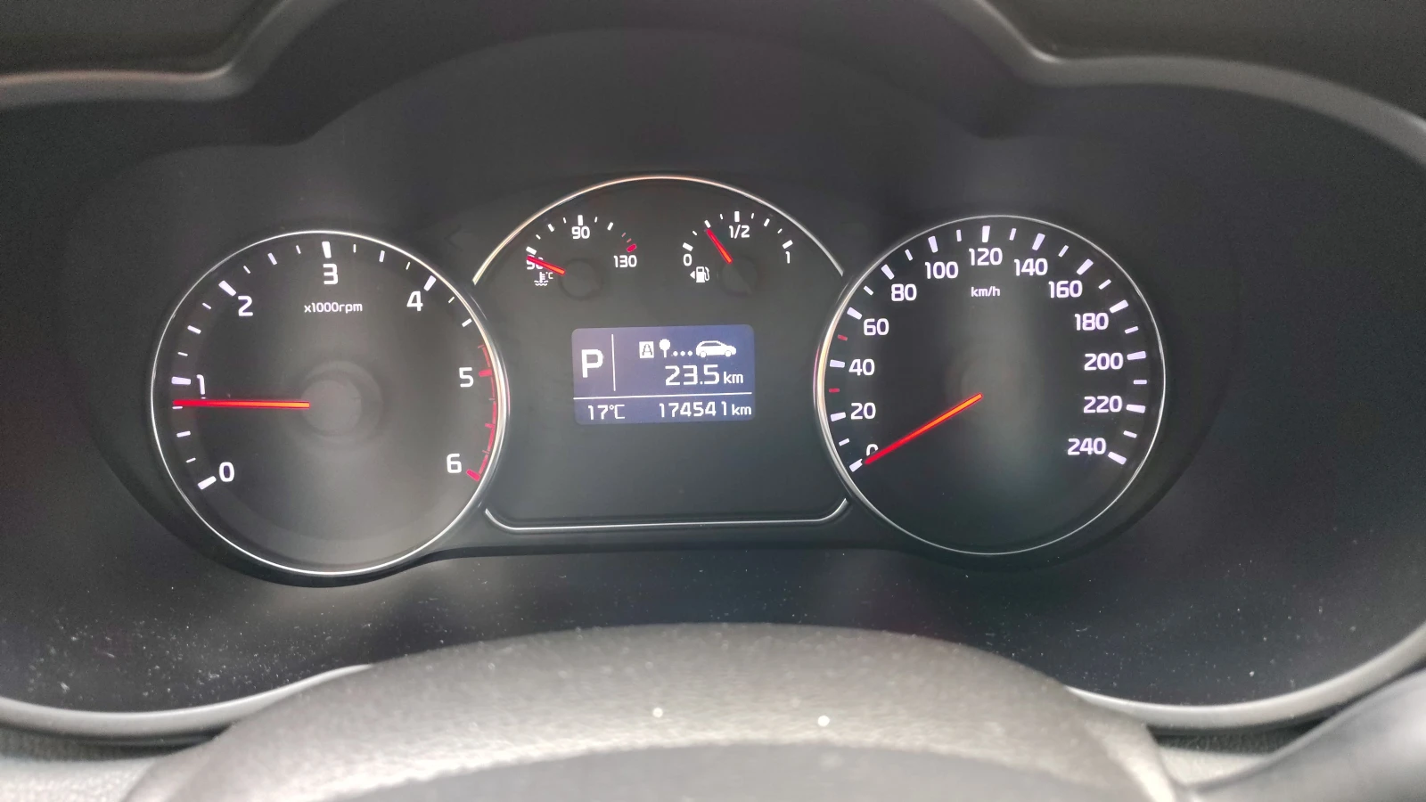 Kia Carens 1.7 CRDI Автомат Панорама 174 000км., снимка 8 - Автомобили и джипове - 54645499
